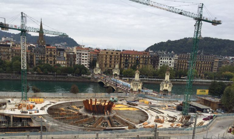 Vista del estado de la estación de autobuses de San Sebastián con el puente de María Cristina al fondo.