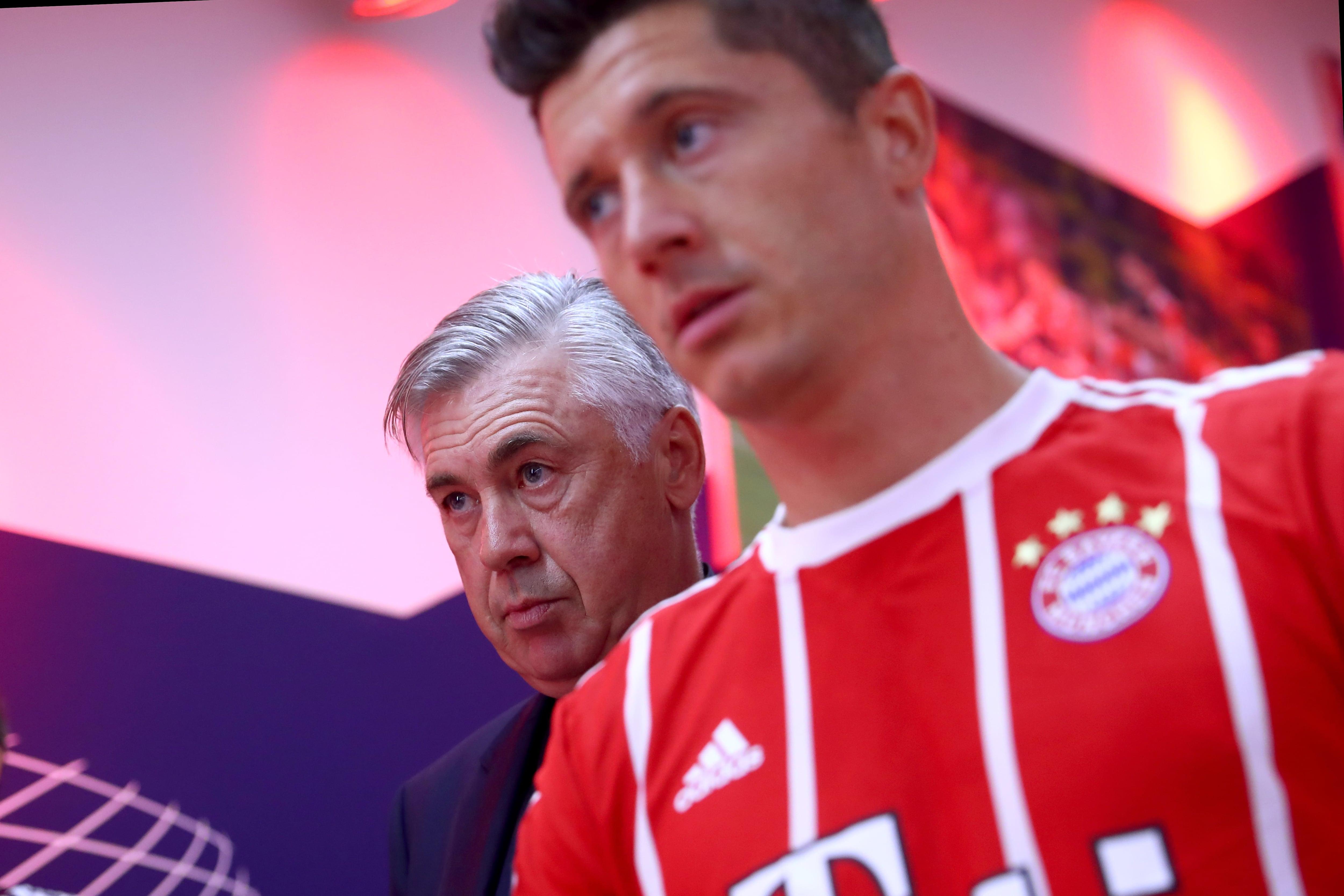 Robert Lewandowski y Carlo Ancelotti, antes de un partido del Bayern de Munich