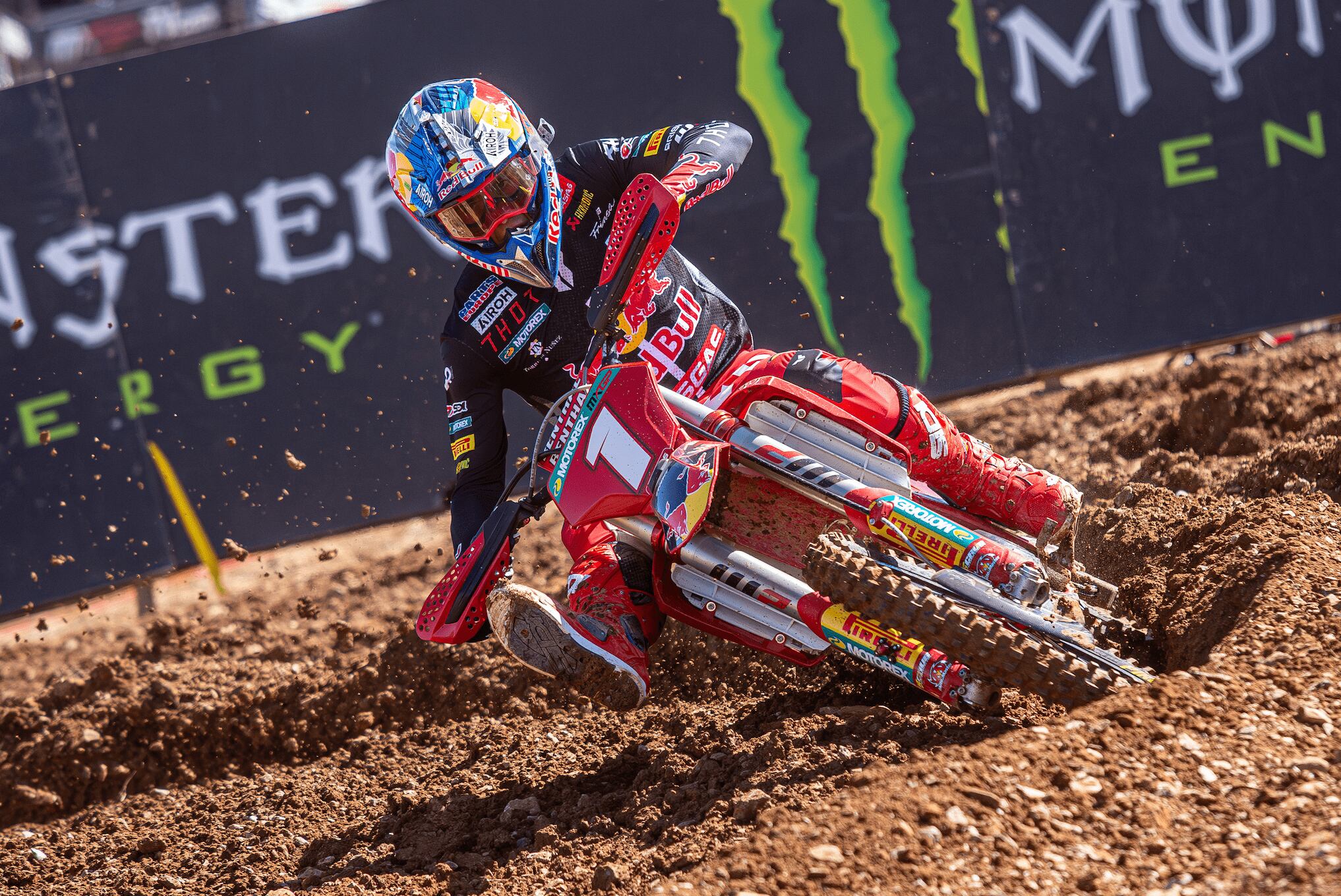 COZAR (CIUDAD REAL), 28/09/2024.- El español Jorge Prado (GasGas) se ha impuesto este sábado en la carrera de clasificación para el GP de Castilla La Mancha, última prueba del Mundial de la categoría reina de motocross (MXGP), que se disputa en el circuito de Cózar (Ciudad Real), y ha incrementado a nueve puntos su ventaja sobre el esloveno Tim Gajser (Honda), con el que luchará este domingo por el título. EFE/Lastlap/Diego Muñoz -SOLO USO EDITORIAL/SOLO DISPONIBLE PARA ILUSTRAR LA NOTICIA QUE ACOMPAÑA (CRÉDITO OBLIGATORIO)-
