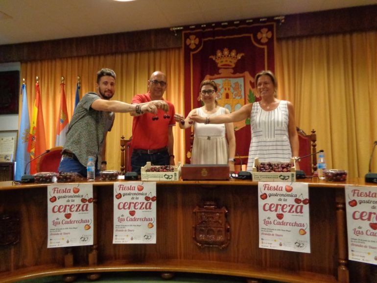 Los organizadores y responsables políticos brindan con cerezas en la presentación de la Fiesta Gastronómica