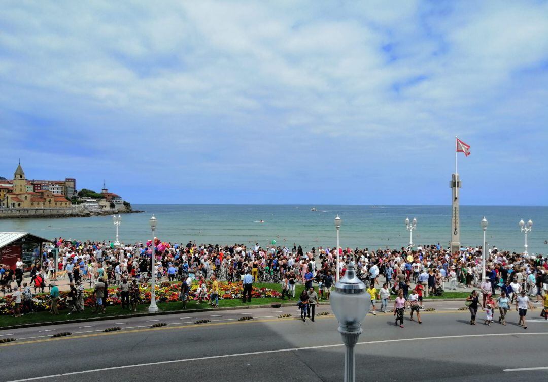 El paseo del muro lleno durante el restallón.