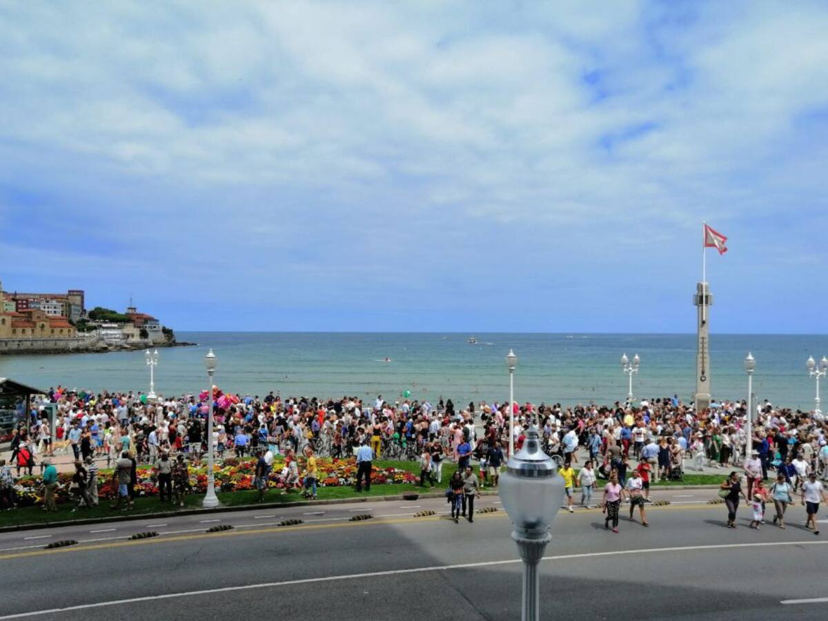 La Danza Prima y el 'restallón' pusieron la guinda a la Semana Grande gijonesa