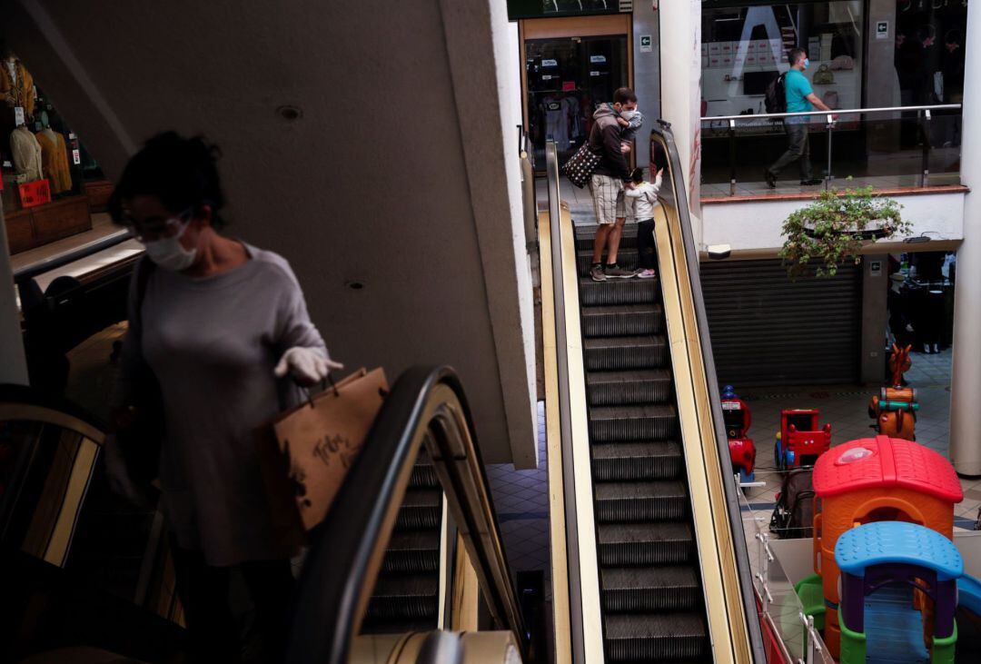 Público recorre el centro comercial Apumanque, situado en la comuna de Las Condes, en donde se realizaron controles de temperatura a las personas que ingresaban este jueves, en Santiago de Chile. El Apumanque realizó una prueba de apertura al público bajo un estricto protocolo sanitario ante la amenaza del COVID-19, el cual será revisado en los próximos días de cara a tomar la decisión final sobre su reapertura total.