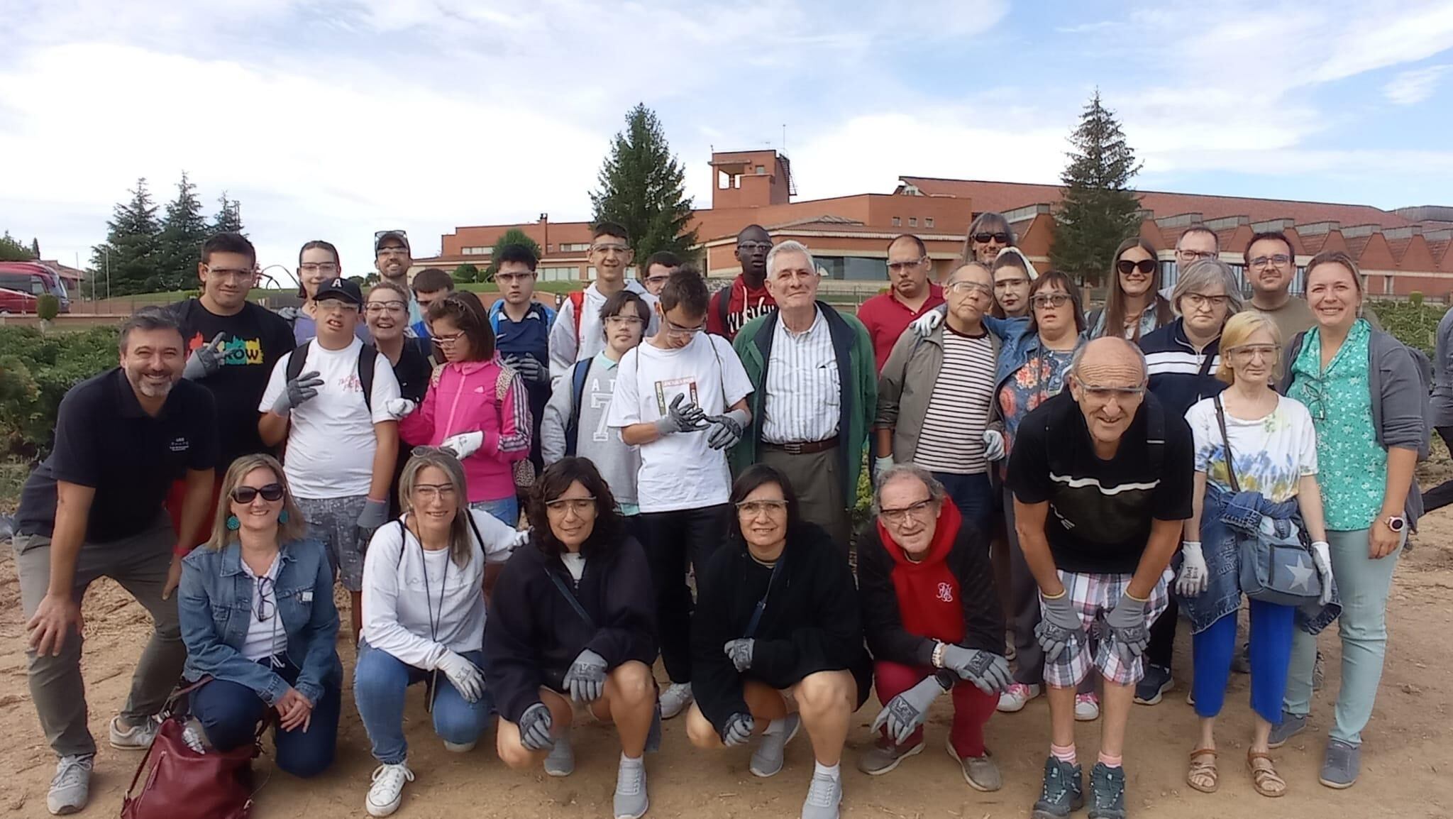 Foto de familia de los participantes en la vendimia solidaria. Foto: Atades