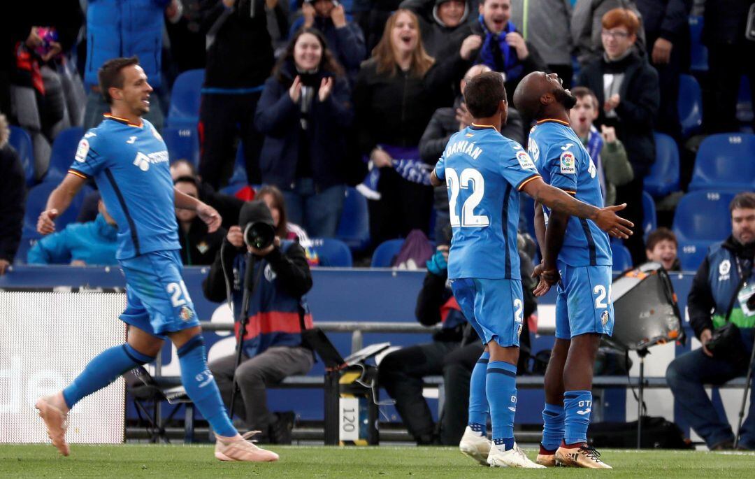 El jugador francés del Getafe, Dimitri Foulquier,d., es felicitado por sus compañeros tras marcar el segundo gol de su equipo durante el partido de la décima jornada de la liga de primera división que disputaron contra el Betis en el Coliseum.