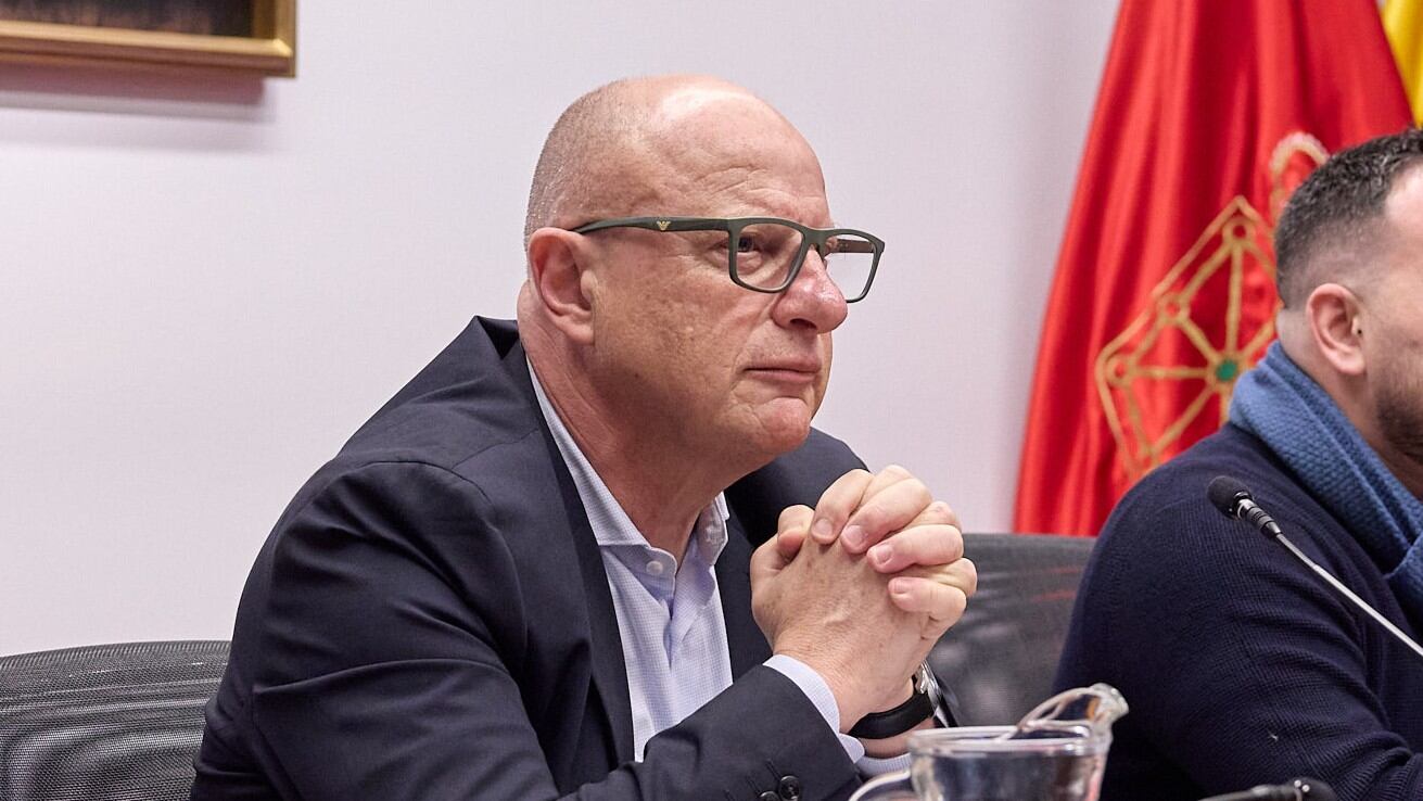 El consejero de Educación, Carlos Gimeno, en el Parlamento de Navarra