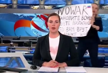 Una mujer interrumpe en directo el informativo de la televisión rusa