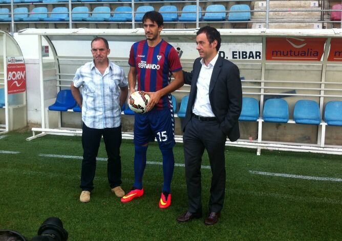 Dejan Lekic posa sobre el césped de Ipurua junto a Fran Garagarza y Alex Aranzabal.