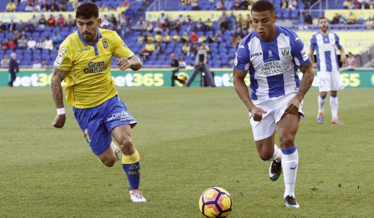 El centrocampista de la UD Las Palmas Tana Domínguez (i) disputa un balón con el centrocampista venezolano del Leganés Darwin Machís (d), durante el partido de la decimoquinta jornada de la Liga de Primera División que se jugó en el Estadio de Gran Canari