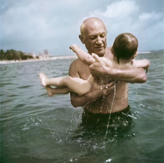 Pablo Picasso jugando en el agua con su hijo Claude. Vallauris, Francia. 1948.