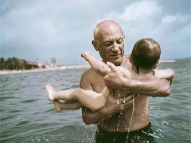 Pablo Picasso jugando en el agua con su hijo Claude. Vallauris, Francia. 1948.