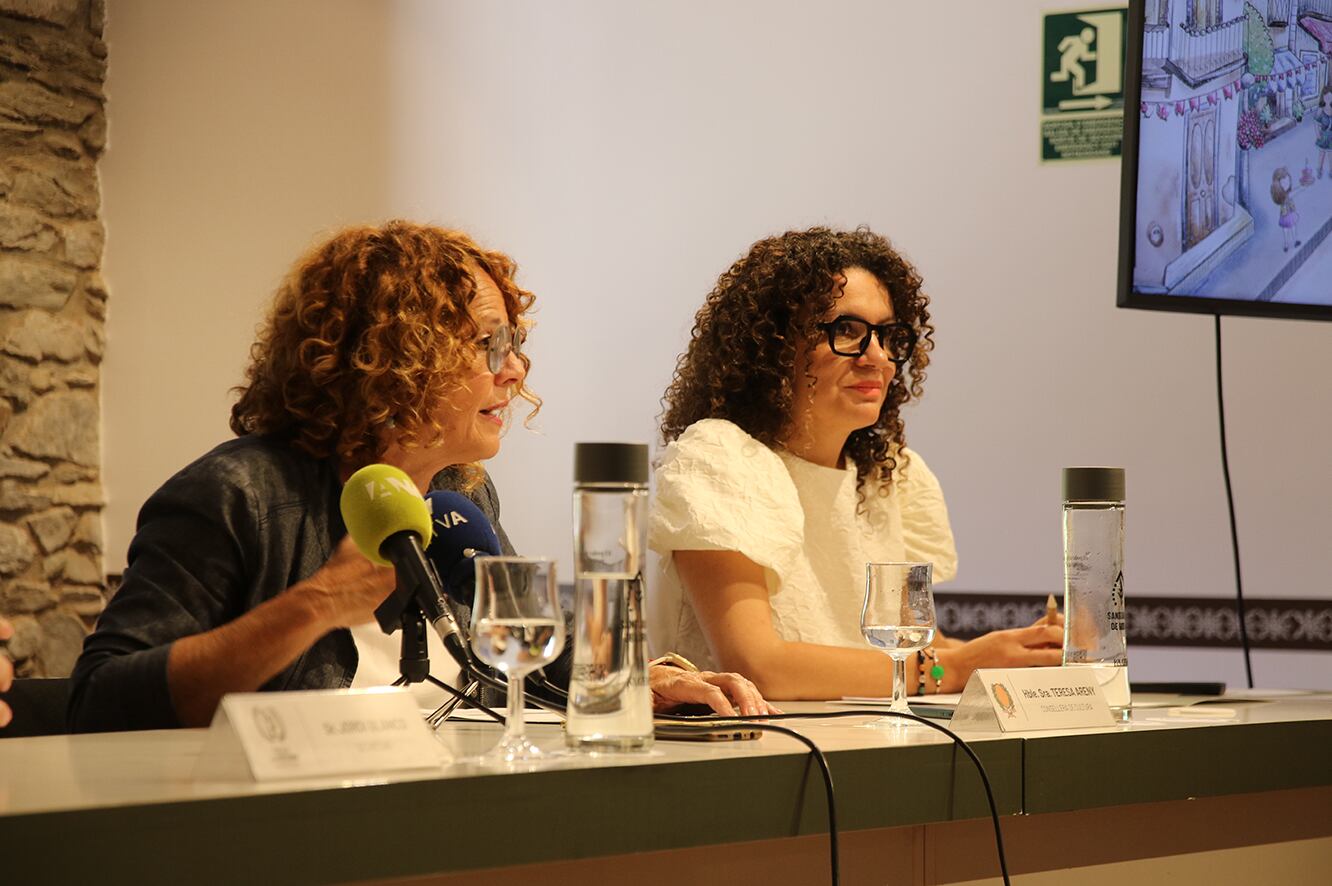 La consellera de Cultura, Teresa Areny, i la cap del servei de Promoció Cultural, Laura Rogé