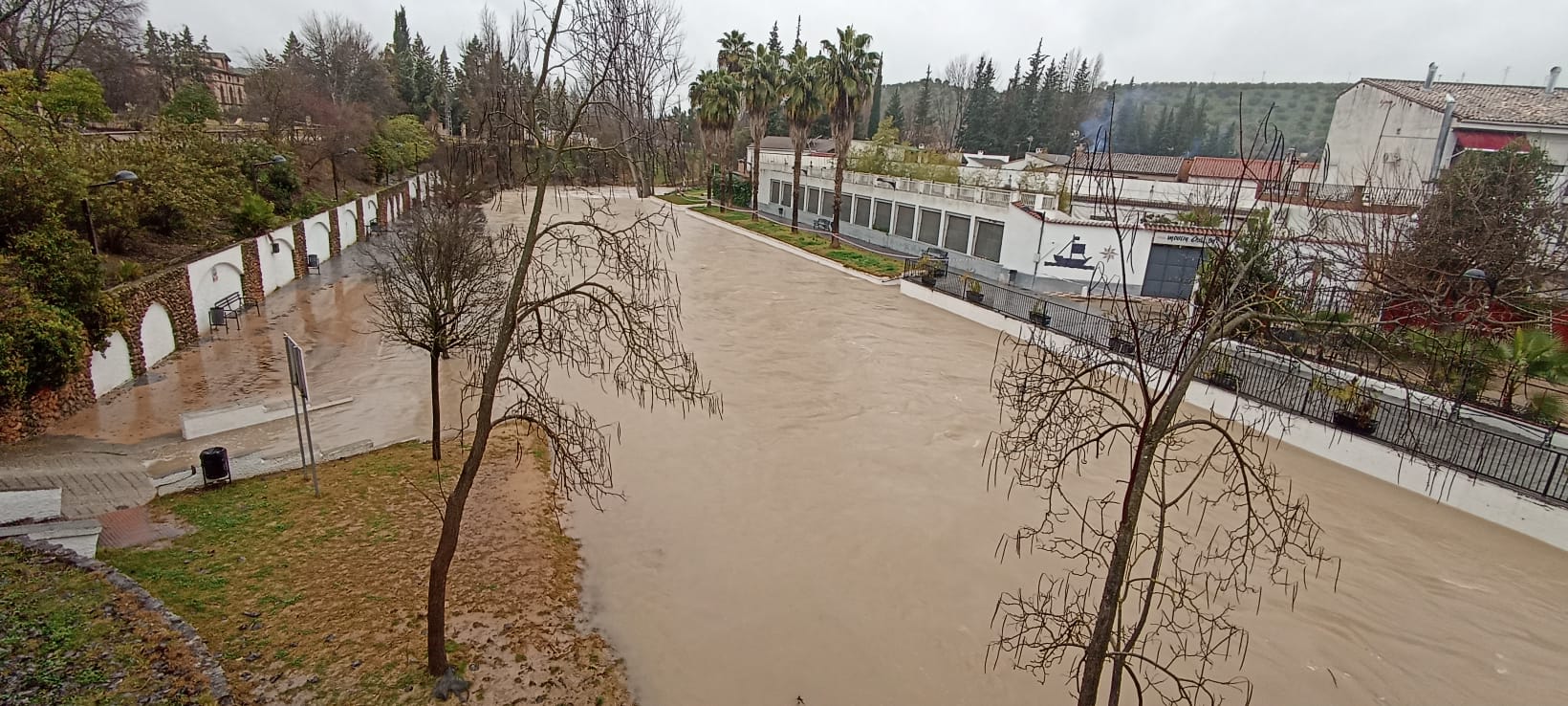 Río Aguascebas desbordado a su paso por Mogón (Jaén).