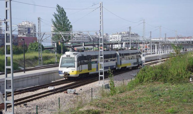 Un tren FEVE a su paso por Oviedo. 