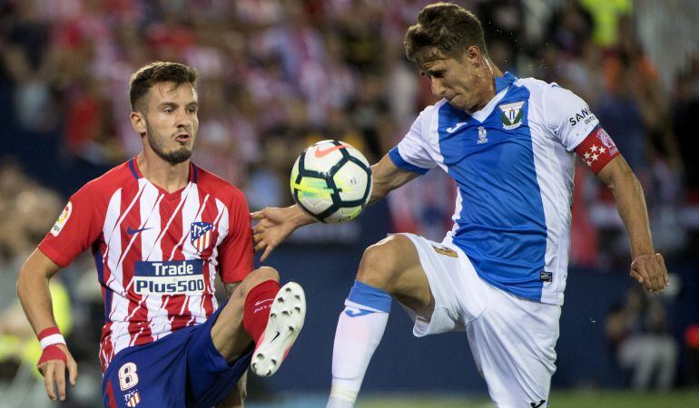 Szynmanowski (d) compite por un balón con el atlético Saúl