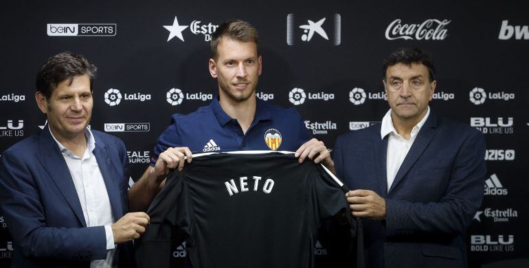 El nuevo guardameta del Valencia CF, el brasileño Neto, en su presentación.