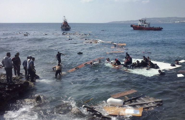 Inmigrantes indocumentados llegan a la playa de Zefyros en Rodas (Grecia) este lunes 20 de abril. / LOUKAS MASTIS (EFE)