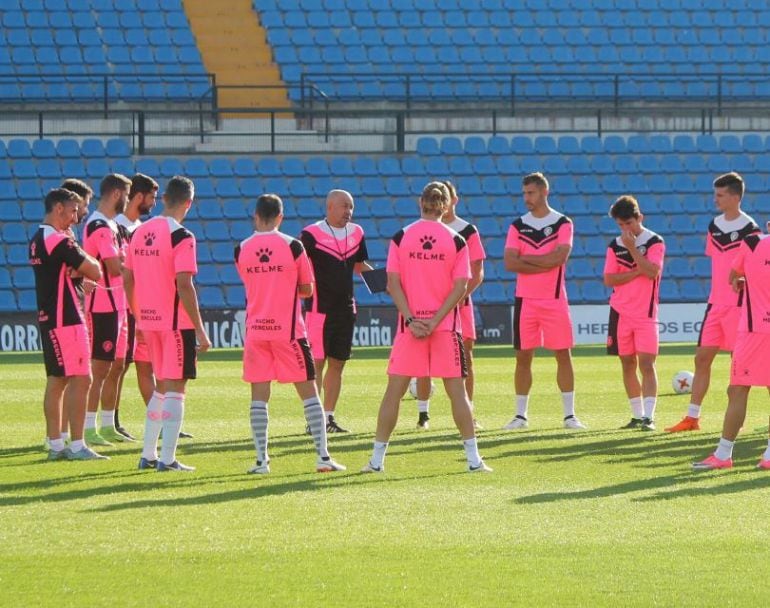 El entrenador del Hércules, Claudio Barragán, habla con sus jugadores