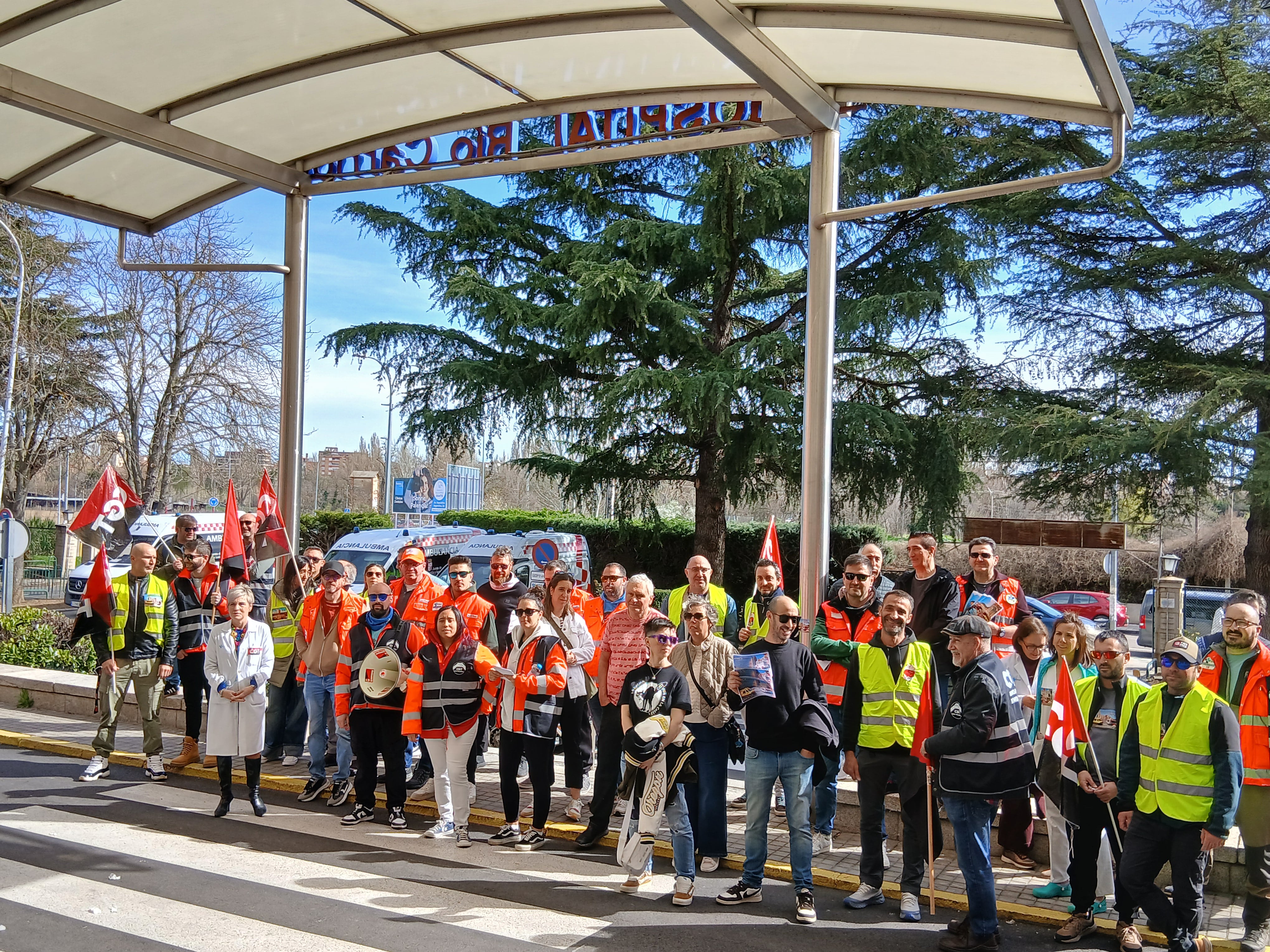Concentración de los trabajadores del transporte sanitario a las puertas del hospital en Palencia