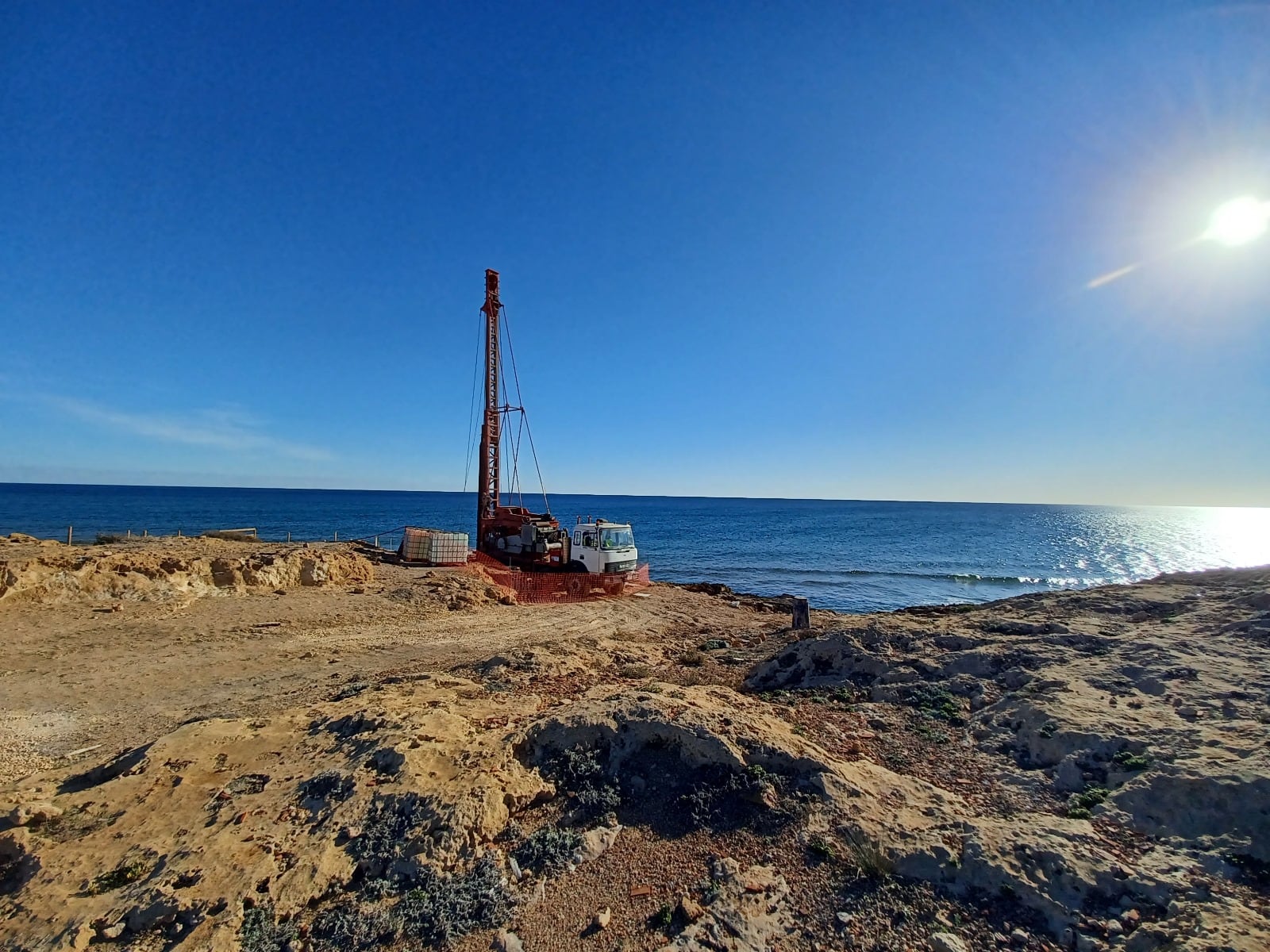 La Comunidad avanza en el bombeo de agua a las Salinas del Rasall de Calblanque con la construcción de un pozo desde el que se extrae el agua marina para abastecerlas