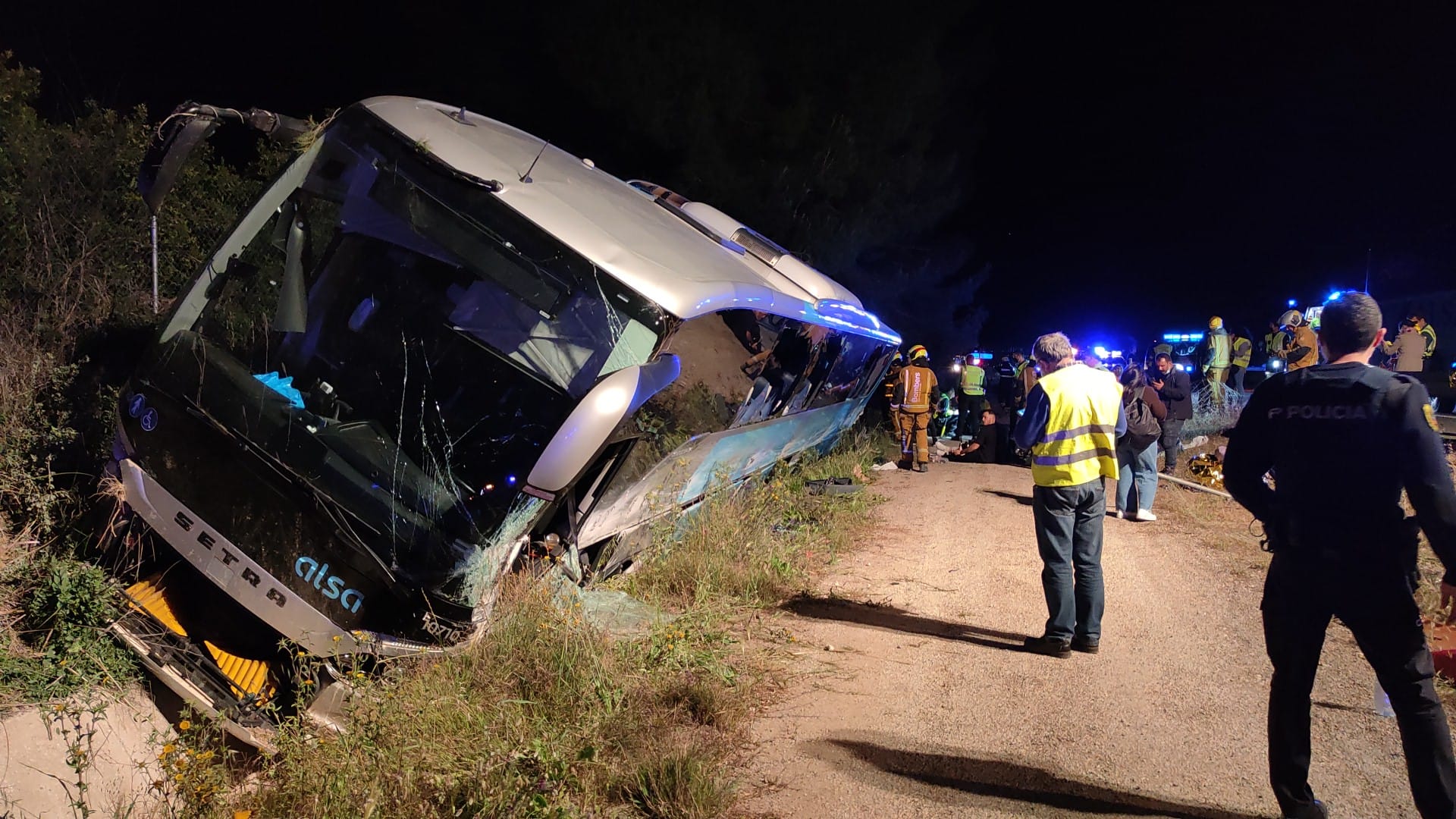 Imagen del autobús que ha volcado en la A-7 a su paso por Granja de Rocamora