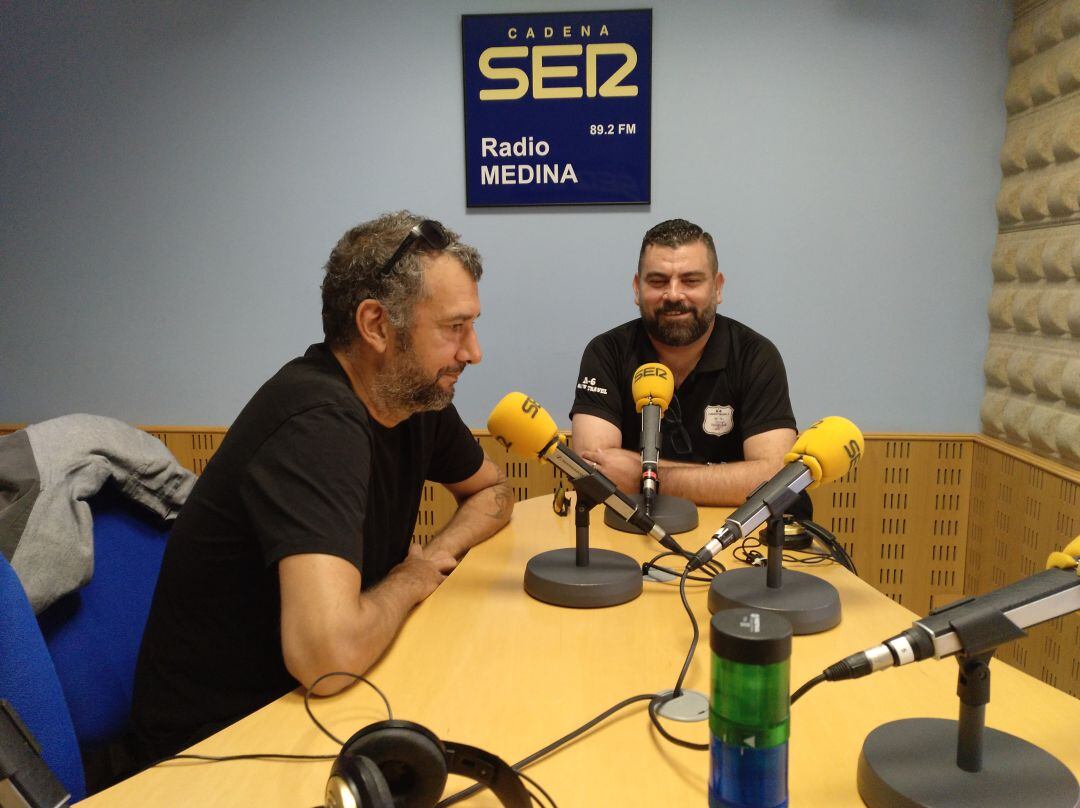 Javier del Pino y Fco. José Macías en los estudios de Radio Medina