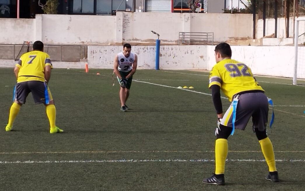 Franc Haro, amb la samarreta blanca, va fer història en convertir-se en el primer menorquí en anotar en un partit de futbol americà. I ho va fer per partida doble.