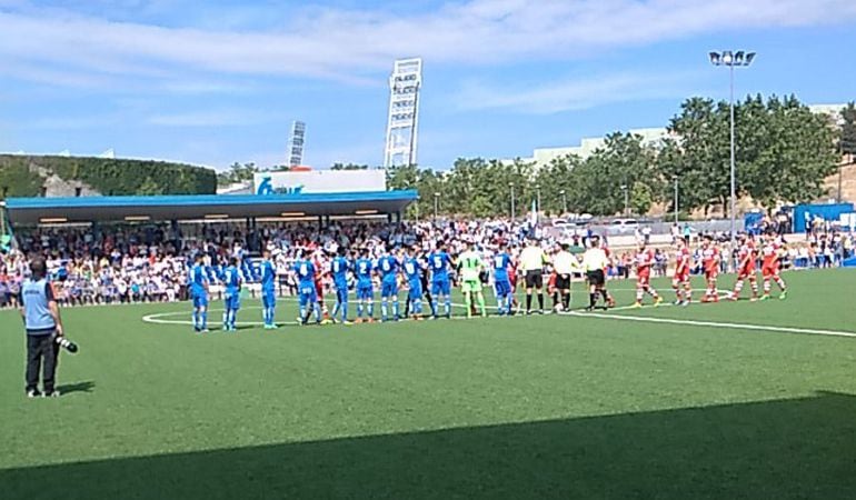 Los jugadores azulones y caurienses forman antes del inicio del partido en la Ciudad Deportiva.