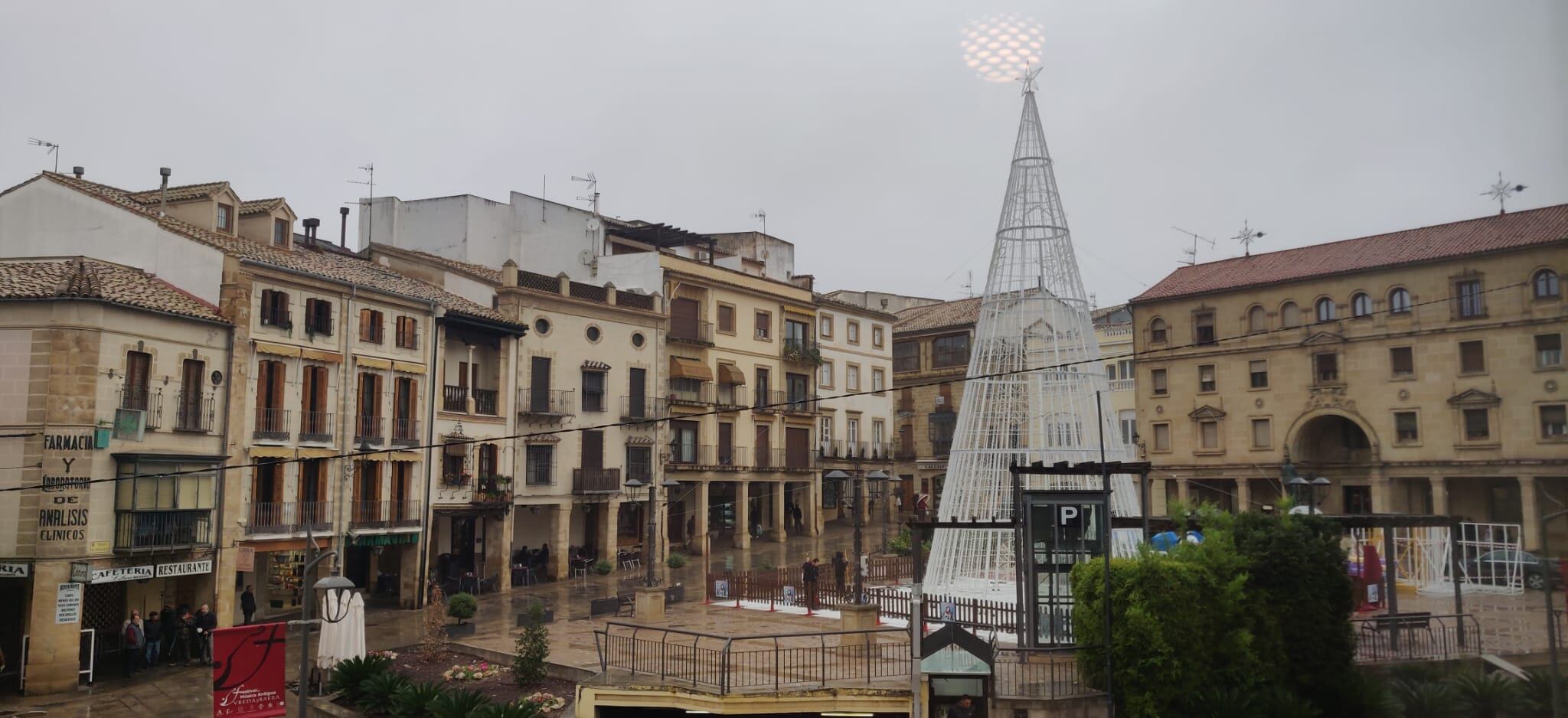 Árbol de Navidad instalado en la Plaza de Andalucía