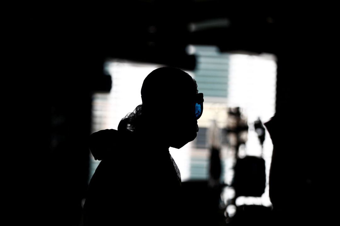 Un sanitario trabaja en la UCI del Hospital Ramón y Cajal de Madrid