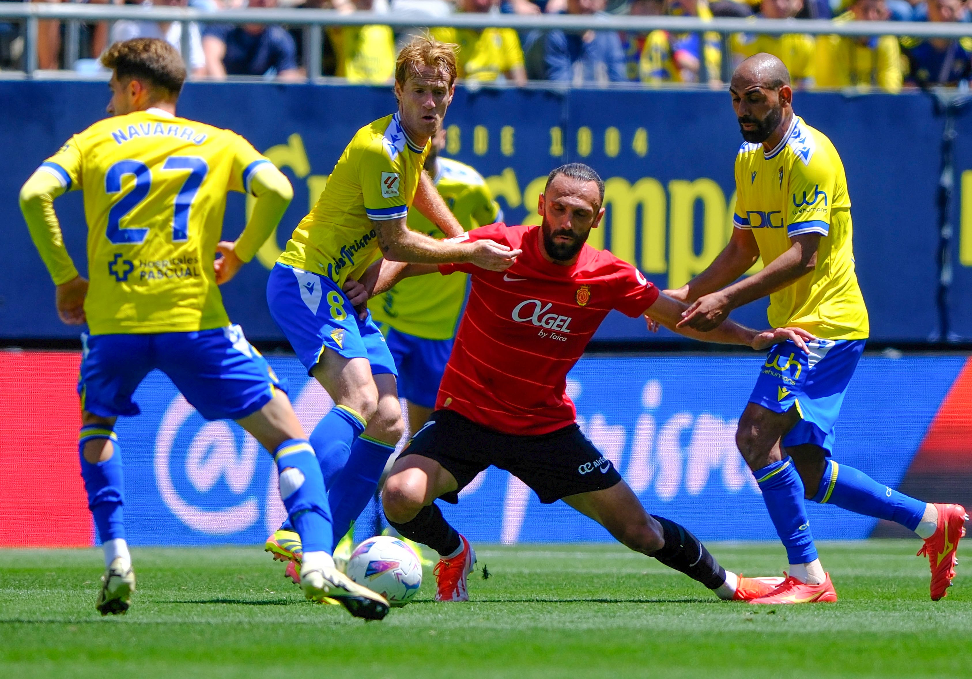 CÁDIZ, 28/04/2024.-El centrocampista del Cádiz Álex Fernández y el delantero kosovar del Mallorca Vedat Muriqui, durante el partido de LaLiga de la jornada 33, este domingo en el estadio Nuevo Mirandilla de Cádiz. EFE/ Román Ríos
