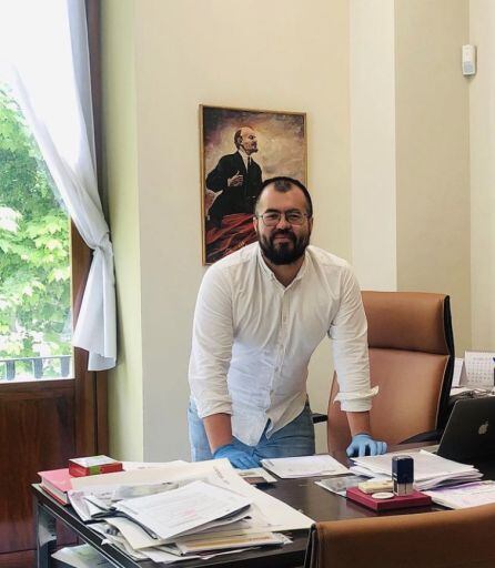 El póster de Lenin en el despacho de Nahuel González antes de retirarlo