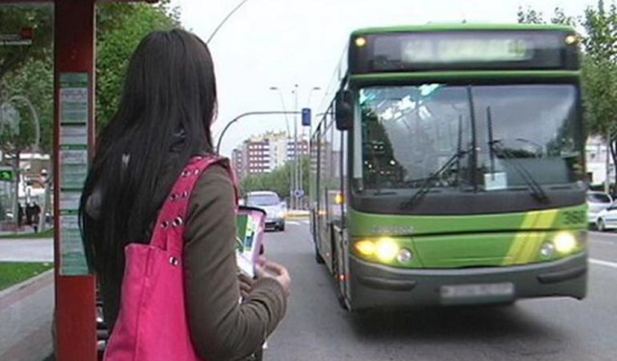 Una jóven espera un autobus interurbano en Fuenlabrada.