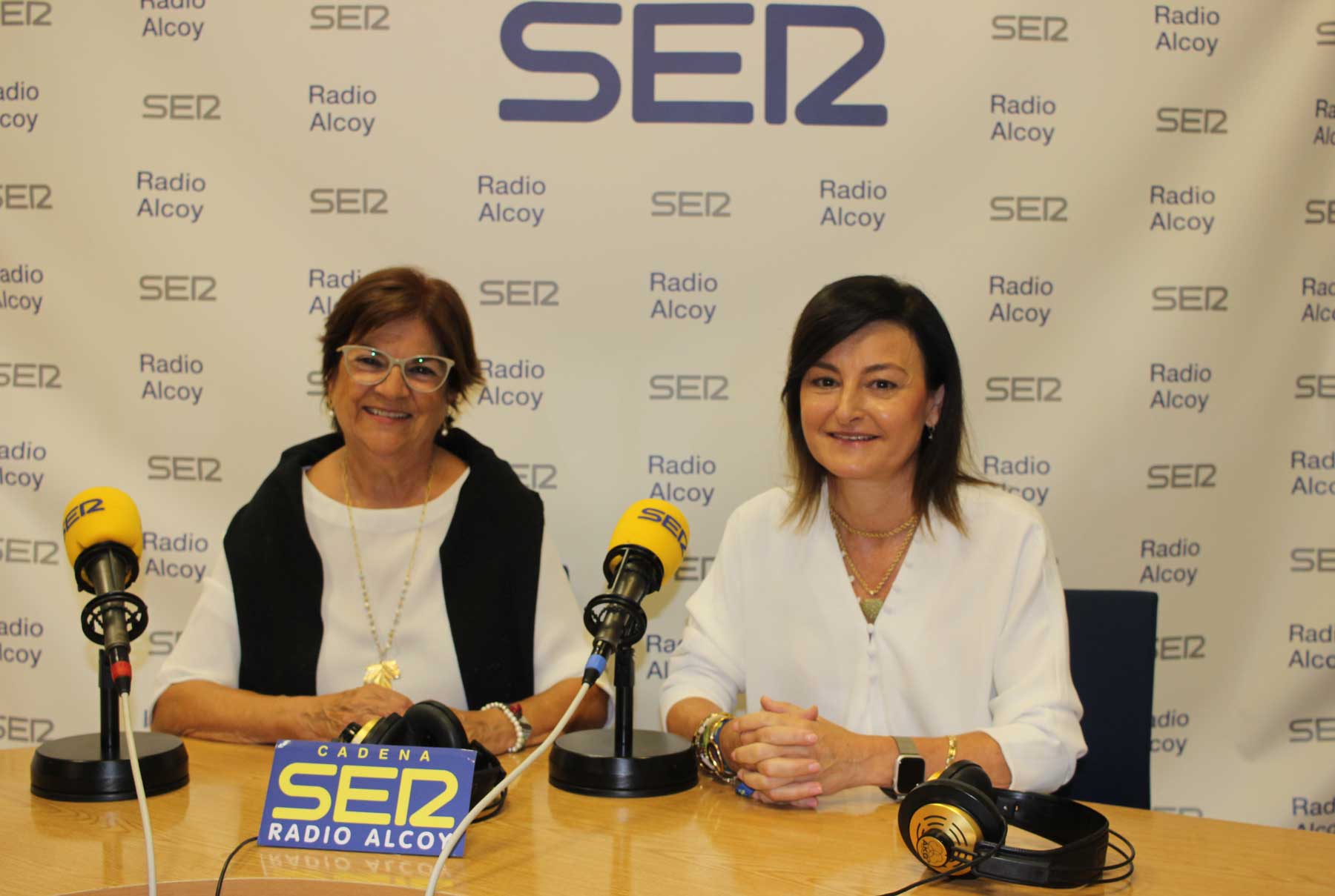 Pepa Gomis y Susana Párraga, en el estudio central de Radio Alcoy