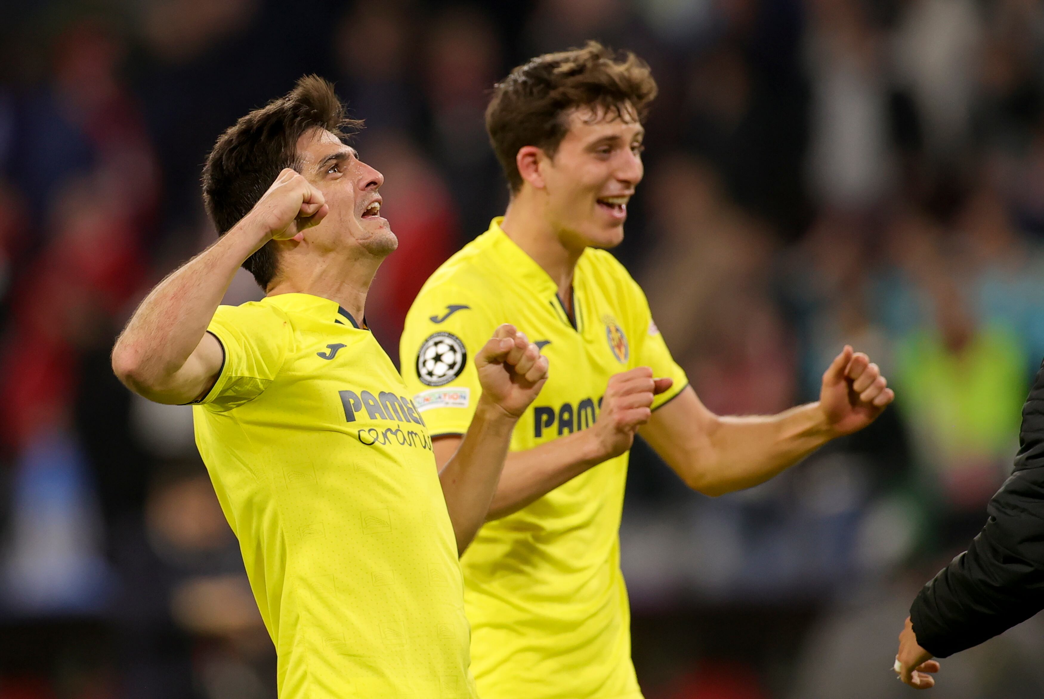 Munich (Germany), 12/04/2022.- Gerard Moreno (L) of Villarreal celebrates after the UEFA Champions League quarter final, second leg soccer match between Bayern Munich and Villarreal CF in Munich, Germany, 12 April 2022. (Liga de Campeones, Alemania) EFE/EPA/FRIEDEMANN VOGEL