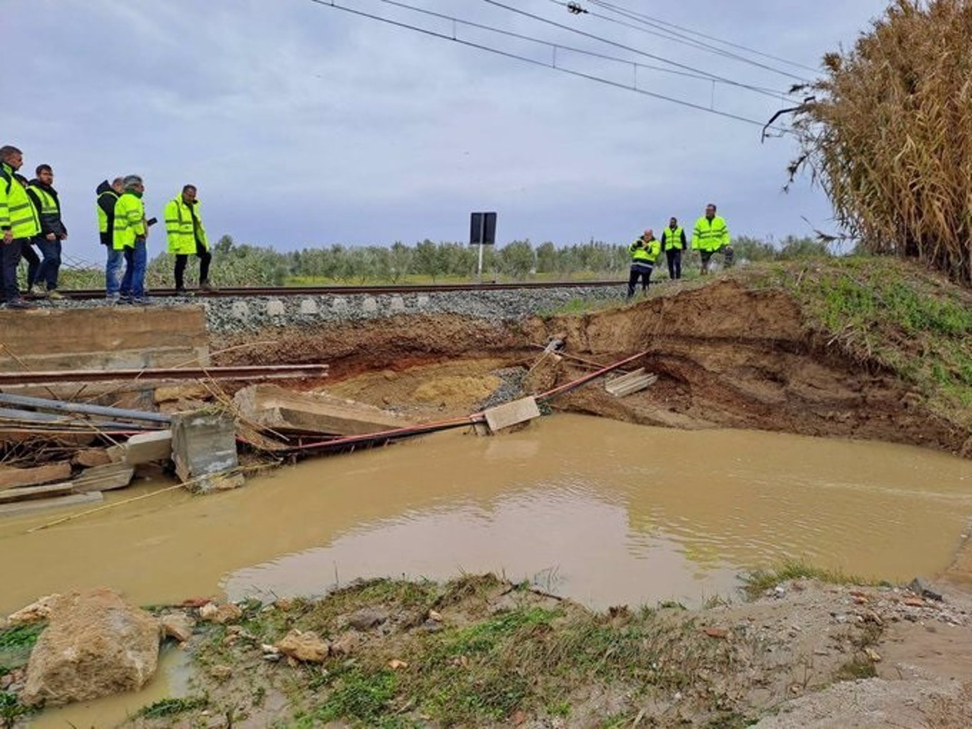 22/01/2025 Daños en la línea ferroviaria Sevilla-Huelva provocados por la lluvia de la borrasca Garoé.

El Administrador de Infraestructuras Ferroviarias (Adif) ha anunciado a primera hora de este miércoles 22 de enero el restablecimiento de la circulación de trenes en la línea Sevilla-Huelva, suspendida desde la tarde del pasado lunes por la acumulación de agua sobre la infraestructura entre las localidades onubeneses de San Juan del Puerto y Niebla.

ECONOMIA ANDALUCÍA ESPAÑA EUROPA HUELVA
MINISTERIO DE TRANSPORTES
