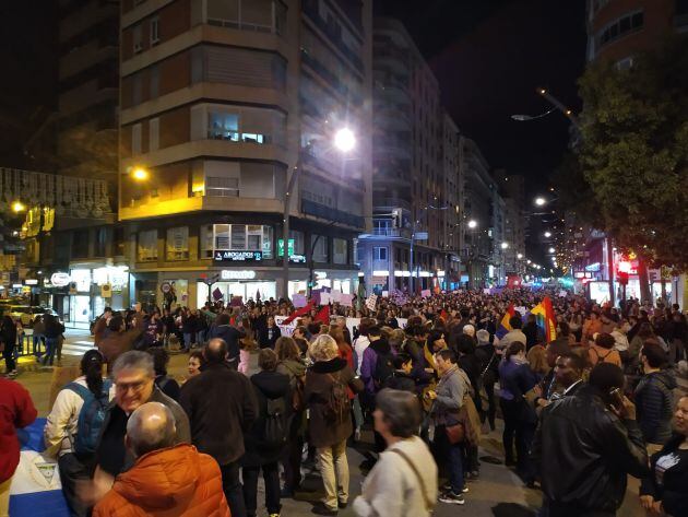 Asistentes a la manifestación del 25N forman un círculo para leer el manifiesto