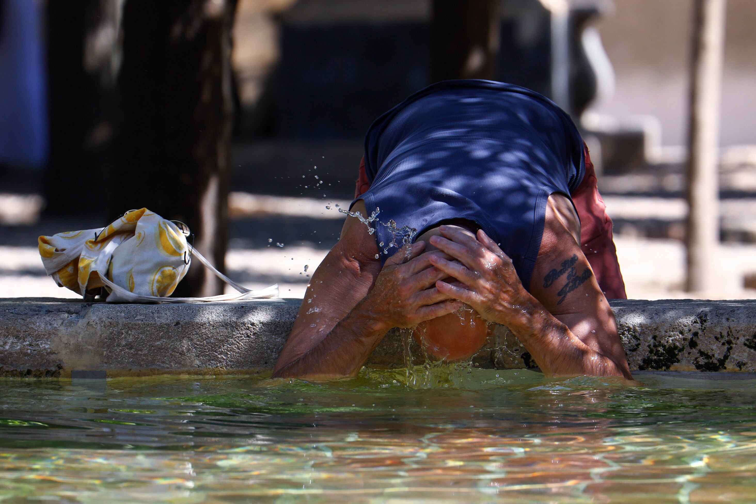 Un turista se refresca.