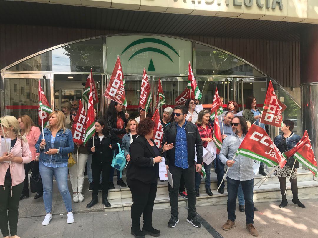 Trabajadoras del servicio de limpieza de la Junta se manifiestan junto con responsables de CCOO.