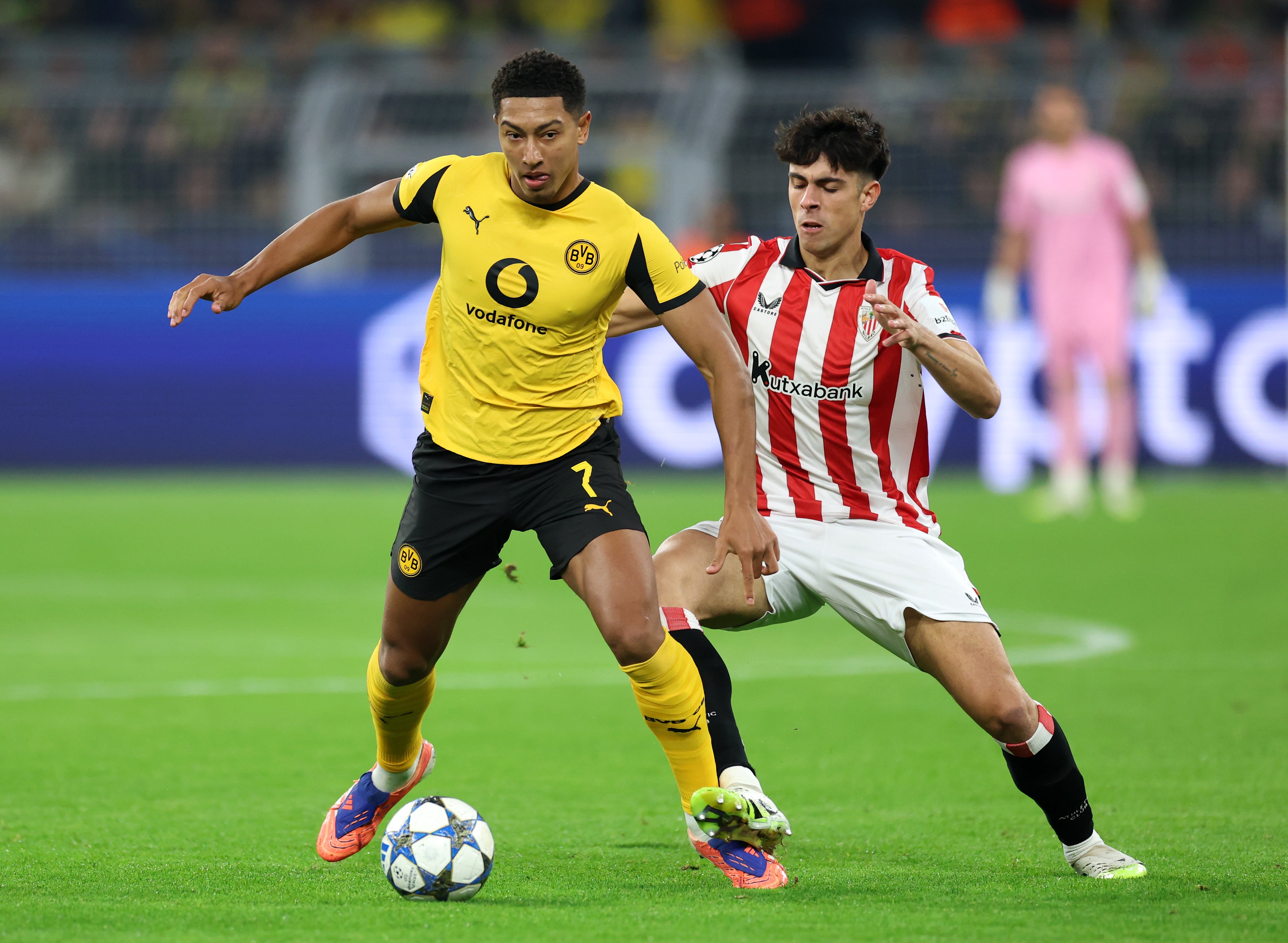 Alejandro Rego pelea un balón con Jobe Bellingham