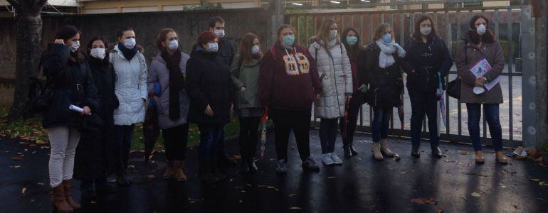 Madres con mascarillas en el colegio Ramón de la Sagra