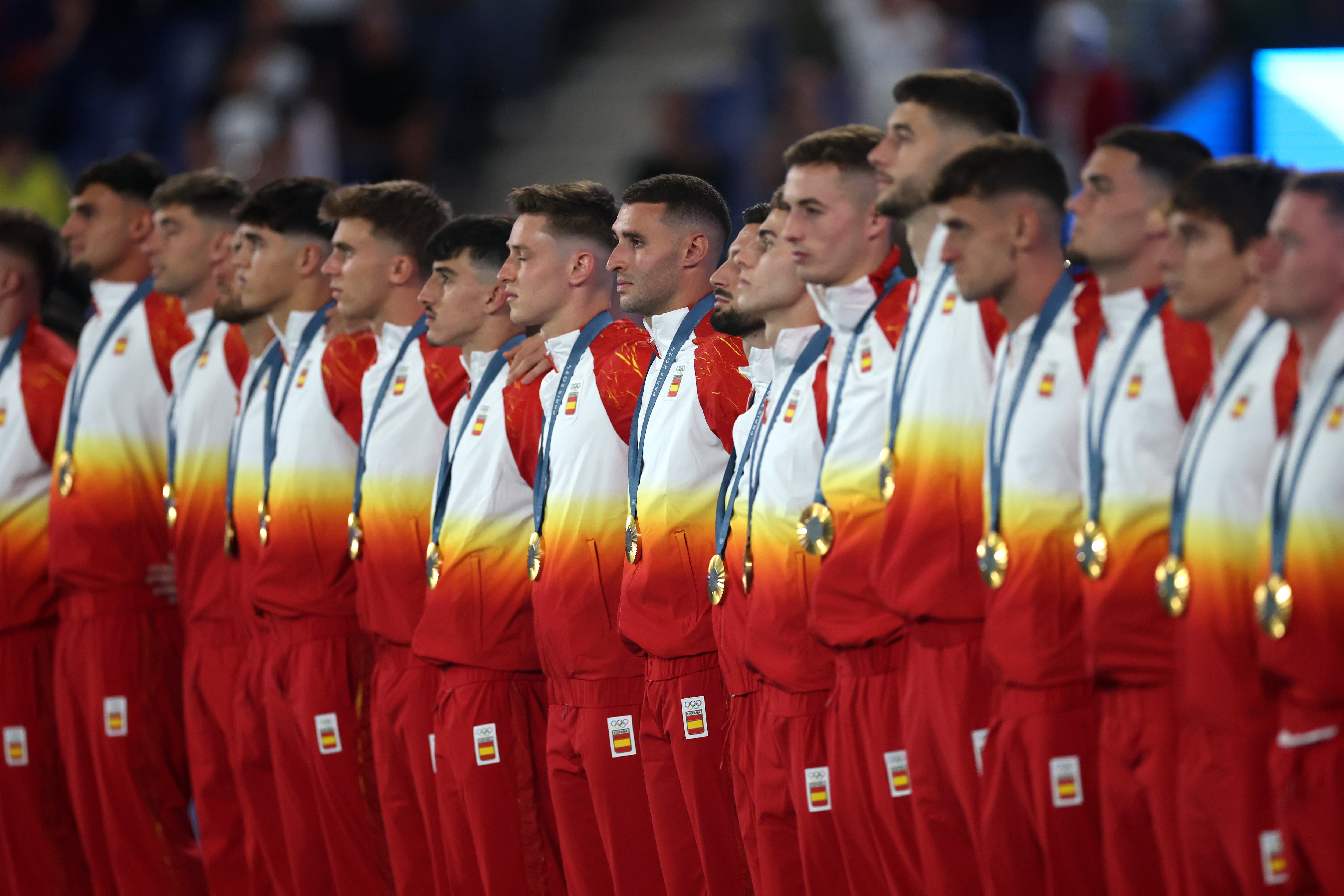 La selección española de fútbol masculino posa con la medalla de oro en los Juegos Olímpicos