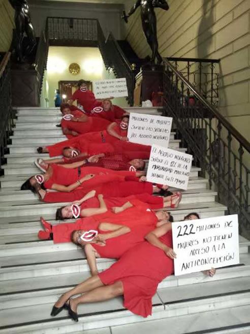 La plataforma &#039;Decidir nos hace libres&#039; durante la performance de este lunes en el Ateneo de Madrid