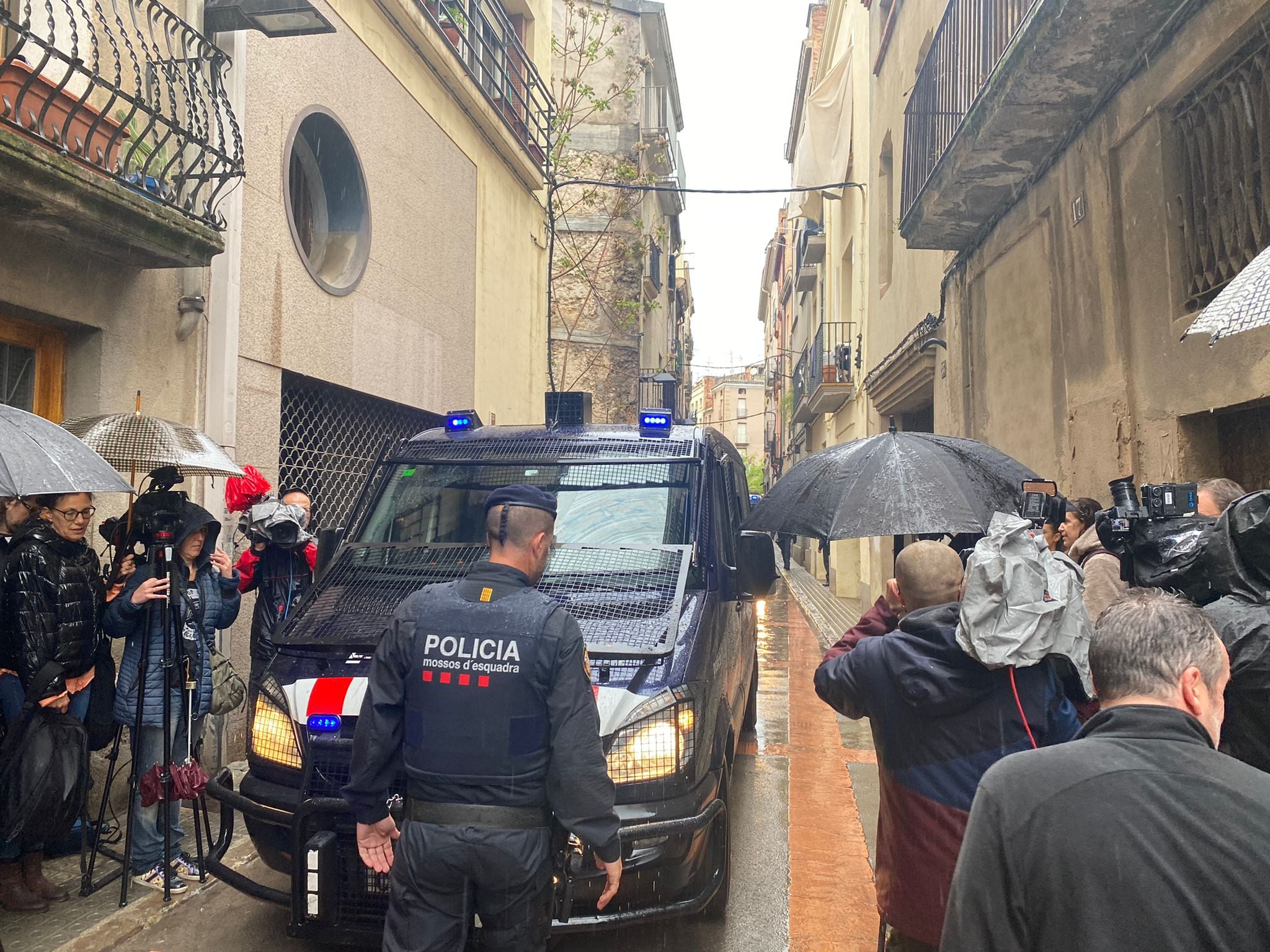 La prensa rodea al furgón policial que custodia la calle de Igualada donde vivía el detenido