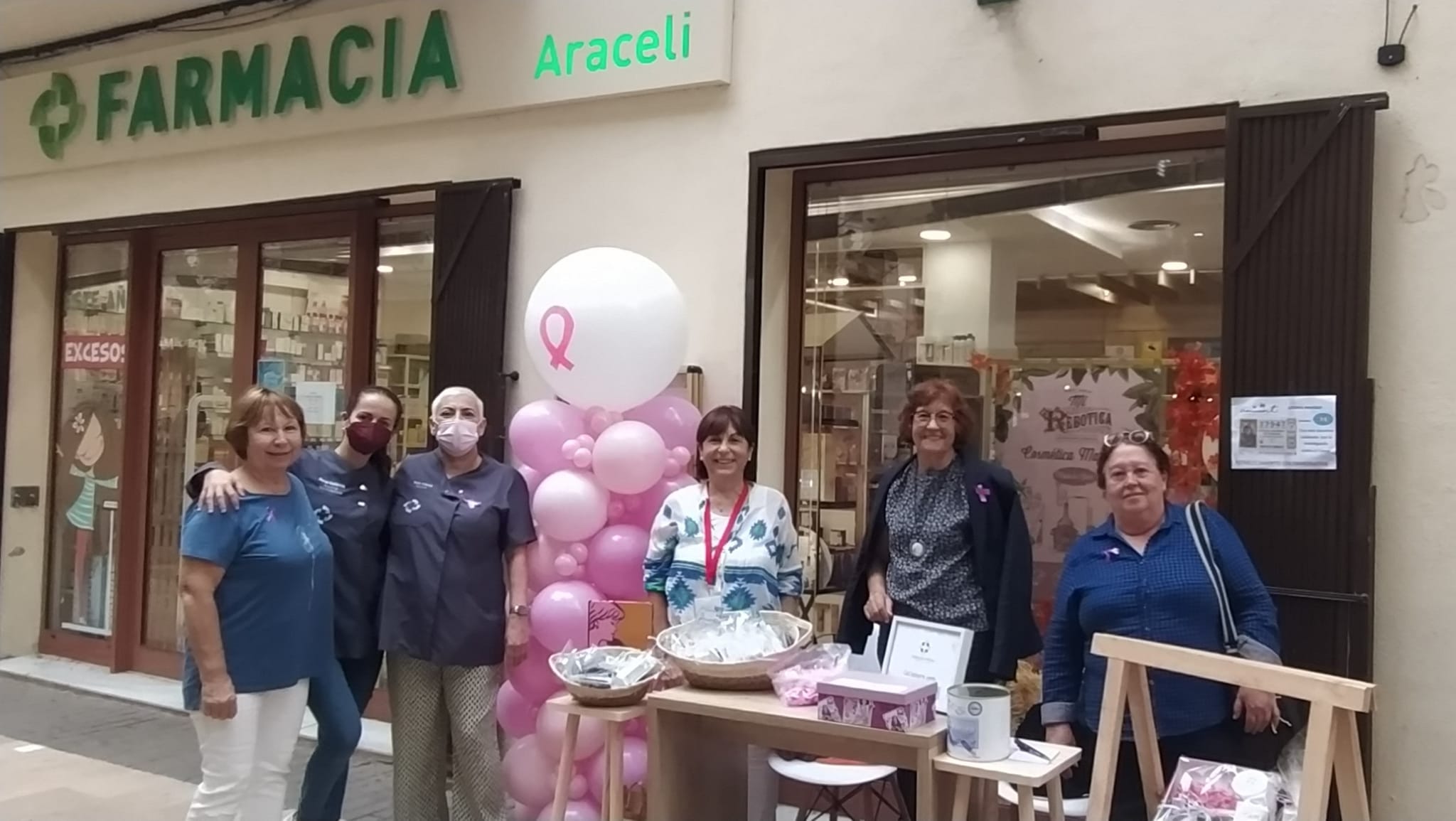 Mesa informativa junto a la farmacia Araceli, en la calle Marqués de Campo.