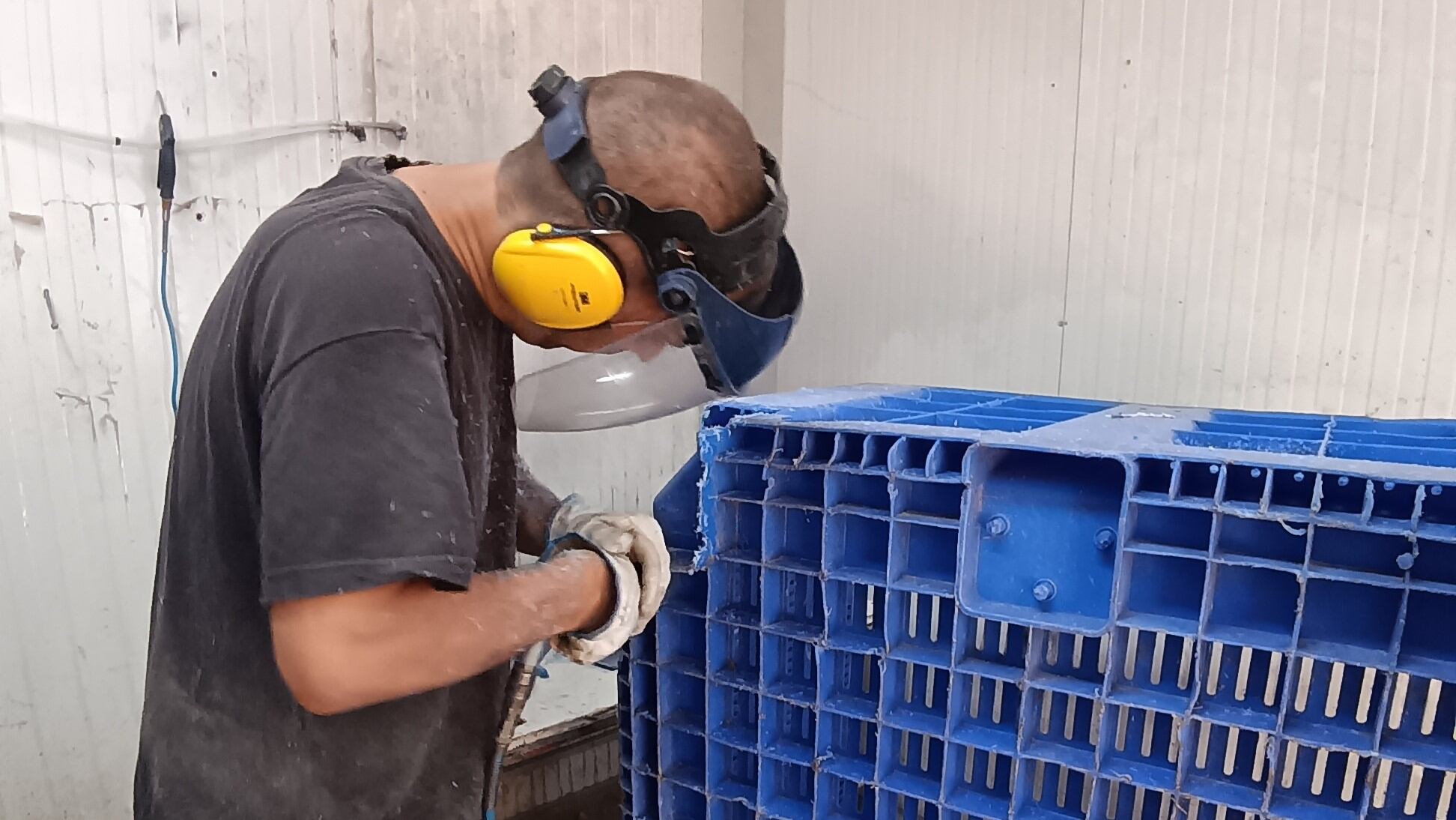 Operario trabajando sobre el espacio de reutilización y reciclaje de plásticos