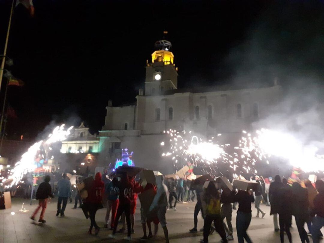 El correcalles de fuego animó las fiestas de San Antolín durante la jornada del miércoles