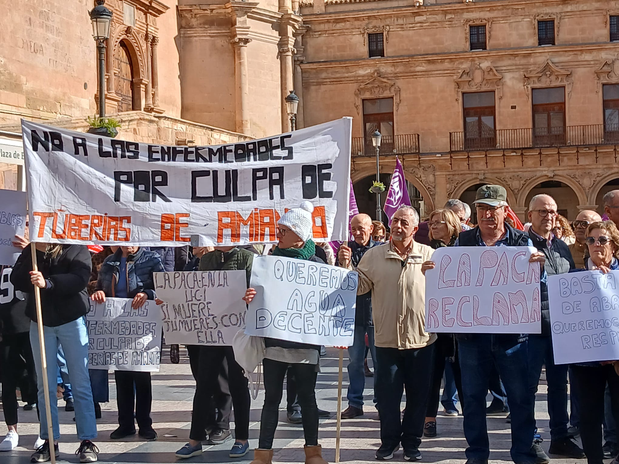 Vecinos de La Paca protestan frente al ayuntamiento de Lorca