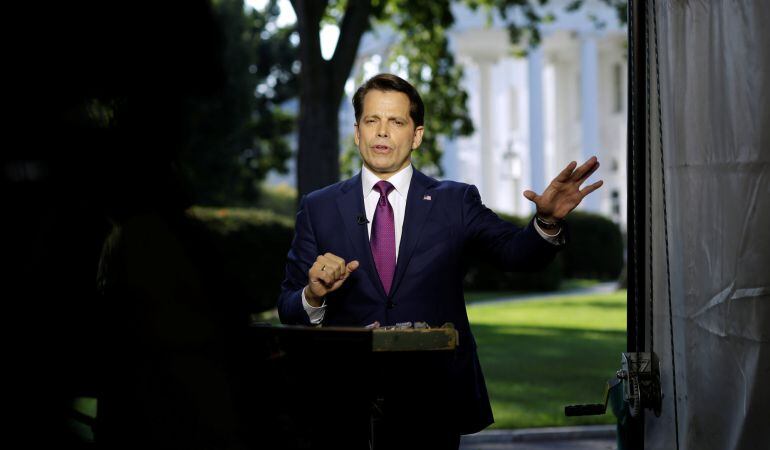 El Director de Comunicaciones de la Casa Blanca, Anthony Scaramucci, hablando durante una entrevista en la Casa Blanca en Washington.