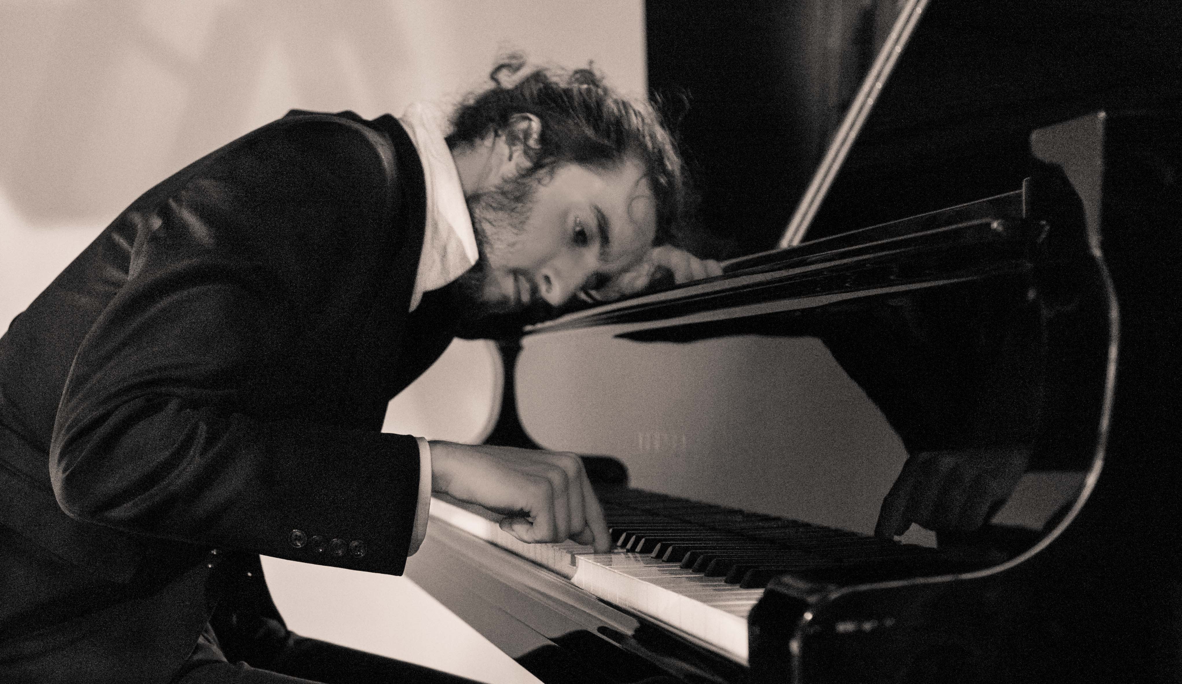 Jorge Bedoya al piano